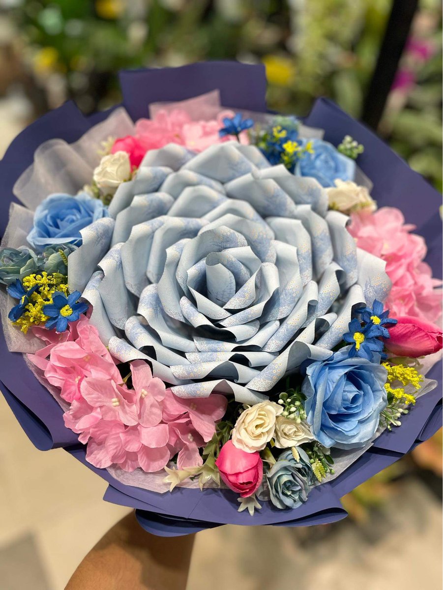 Jaewjairai1's tweet photo. Congratulations na ka Nickii ตัวไปไม่ได้ แต่ส่งช่อเงิน สีบลูไปแทน 40 ใบ เบาๆๆ ในที่สุดก็จบเป็นทางการ 💙💙💙#Nickii ขอบคุณแฝดน้องที่หิ้วไปแทนนะคะ https://t.co/tZO7dBHFCT