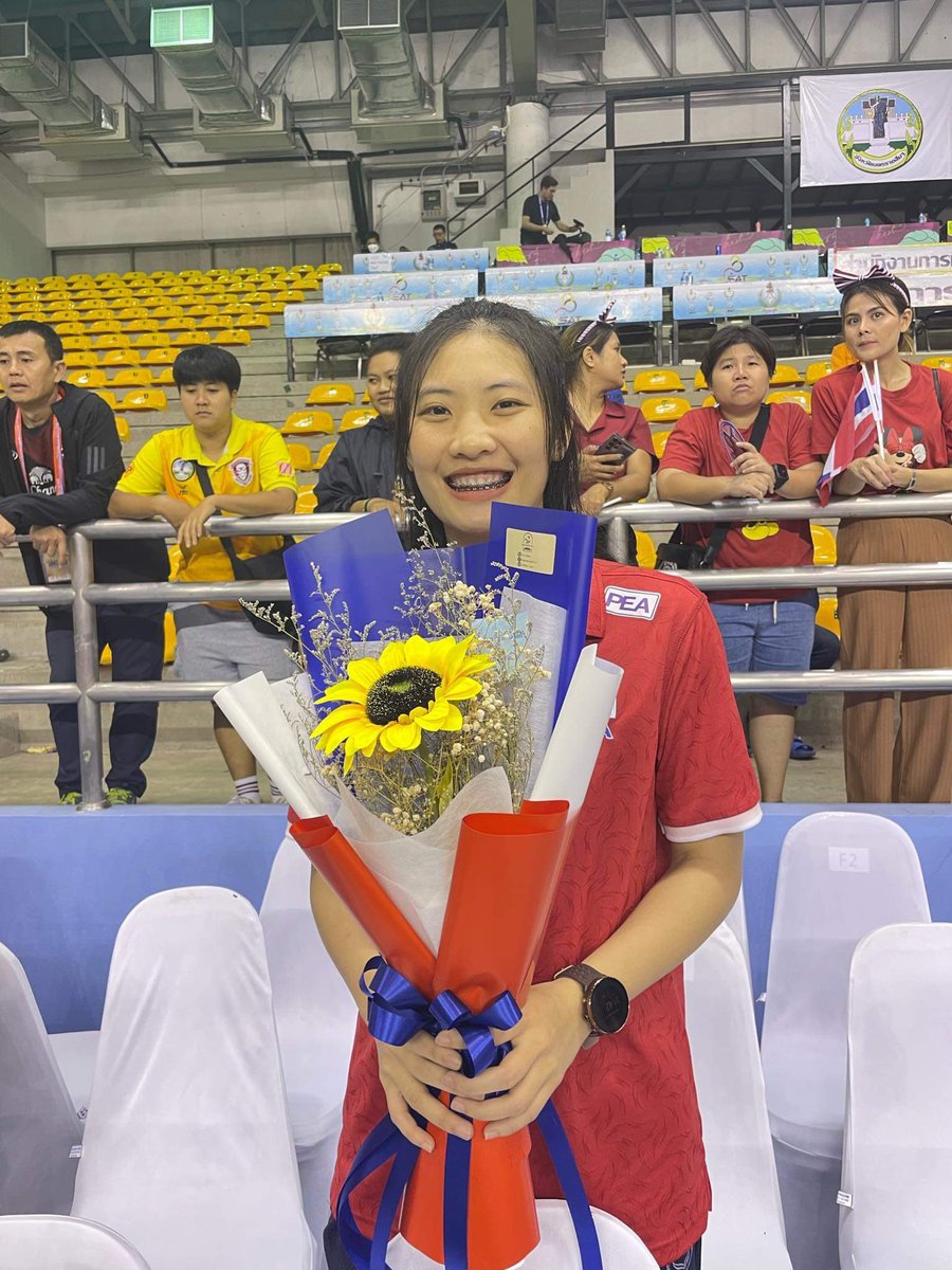 Jaewjairai1's tweet photo. Congratulations na ka Nickii ตัวไปไม่ได้ แต่ส่งช่อเงิน สีบลูไปแทน 40 ใบ เบาๆๆ ในที่สุดก็จบเป็นทางการ 💙💙💙#Nickii ขอบคุณแฝดน้องที่หิ้วไปแทนนะคะ https://t.co/tZO7dBHFCT