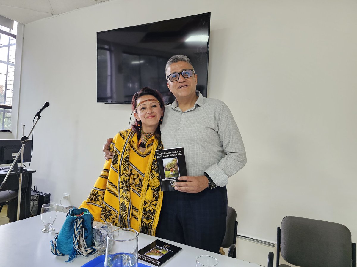merchandesign's tweet photo. Con la poeta Francy Liliiana Díaz en la Biblioteca Central de la @comunidadUPN https://t.co/rkDgiTwQ48