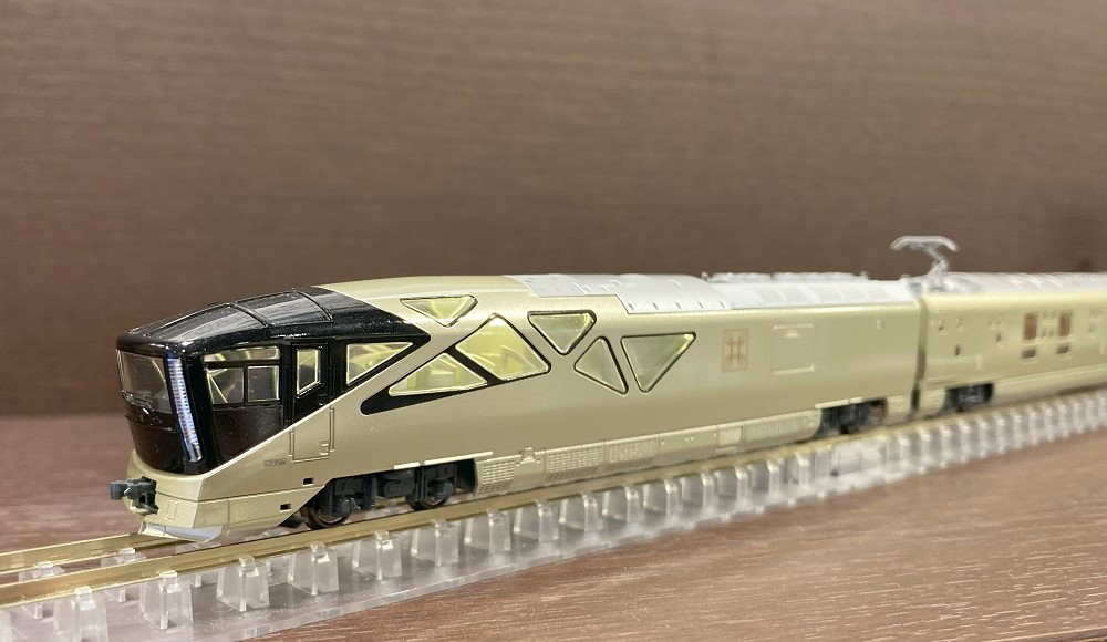 炎のように暖炉が光ります】E001形<TRAIN SUITE 四季島>5号車の暖炉が