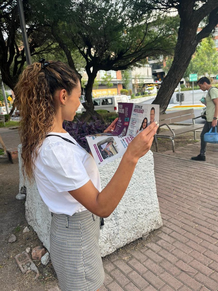 SEGOB_Queretaro's tweet photo. 👟También continuamos nuestro recorrido en la colonia Alamos 3ra Sección en el Municipio de #Querétaro para compartir el #2doInformeQRO del Gobernador @makugo

Juntos estamos #ConstruyendoElFuturoDeQuerétaro 
@LupitaMurguiaG https://t.co/3uSKKo5TwQ