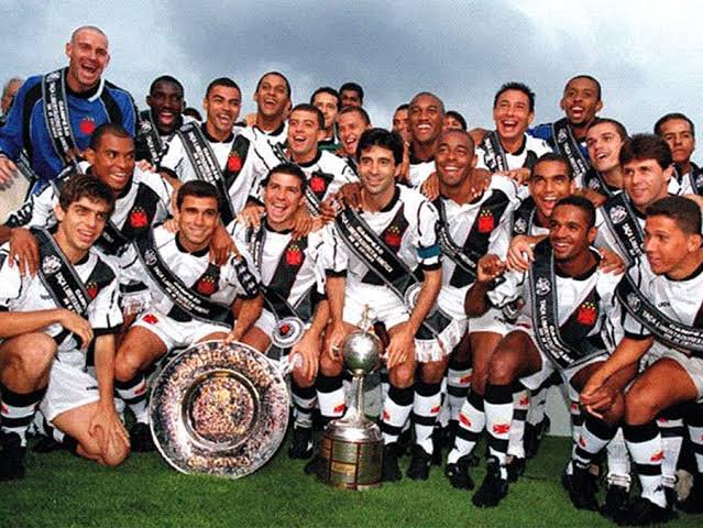 _lucasmoret's tweet photo. O ano era 2000. O Vasco da Gama acabara de conquistar a Copa Mercosul. Um grande título, contra um grande rival, em uma grande virada.

Naquele momento, o Cruzmaltino, vivia o melhor momento de toda a sua história e enfileirava títulos pelo continente.

Com os triunfos, o Vasco entrava no Século XXI com 4 Brasileiros, 1 Copa Libertadores, 1 mercosul e 1 Sulamericana.

Enquanto isso, seus dois maiores rivais, Flamengo, detinha 5 Brasileiros, 1 Libertadores e 1 Mercosul, já o Fluminense, 2 Brasileiros e nenhum título internacional.

O tempo passou e o Vasco parou nele.

23 anos de gestões esmagadoras congelaram o clube.

O Vasco, antes no alto da prateleira de grandes campeões, vê o seu maior rival, Flamengo, com agora 3 Libertadores e 8 Brasileiros, enquanto vê o Fluminense, com também 4 Brasileiros e a eminência da conquista do maior título de toda a sua história. 

Nem o torcedor mais pessimista, no final do século XX, imaginaria que a história pelos próximos anos seria essa.

Paramos no tempo e achamos que estamos bem.

O Vascaíno quer voltar a ser feliz. 

Nós merecemos. O Vasco precisa!