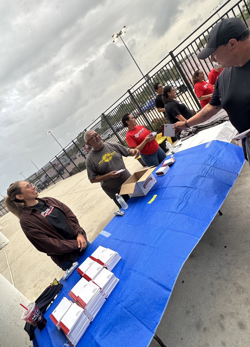 alwaysmeECA's tweet photo. My Dad volunteered at a big event…Field of Faith!🙌🏼🥰 This made me so proud to be his daughter❣️💞 https://t.co/HsnYoEq7Ra