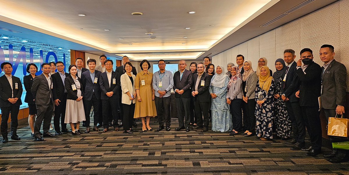 First climate change dialogue between 🇰🇷and 🇲🇾 in Kuala Lumpur made a great achievement. We agreed to systemize the climate dialogue, strengthen private sector engagement and cooperate in carbon free energy. Thx Razif, Deputy Secretary-General of NRECC!