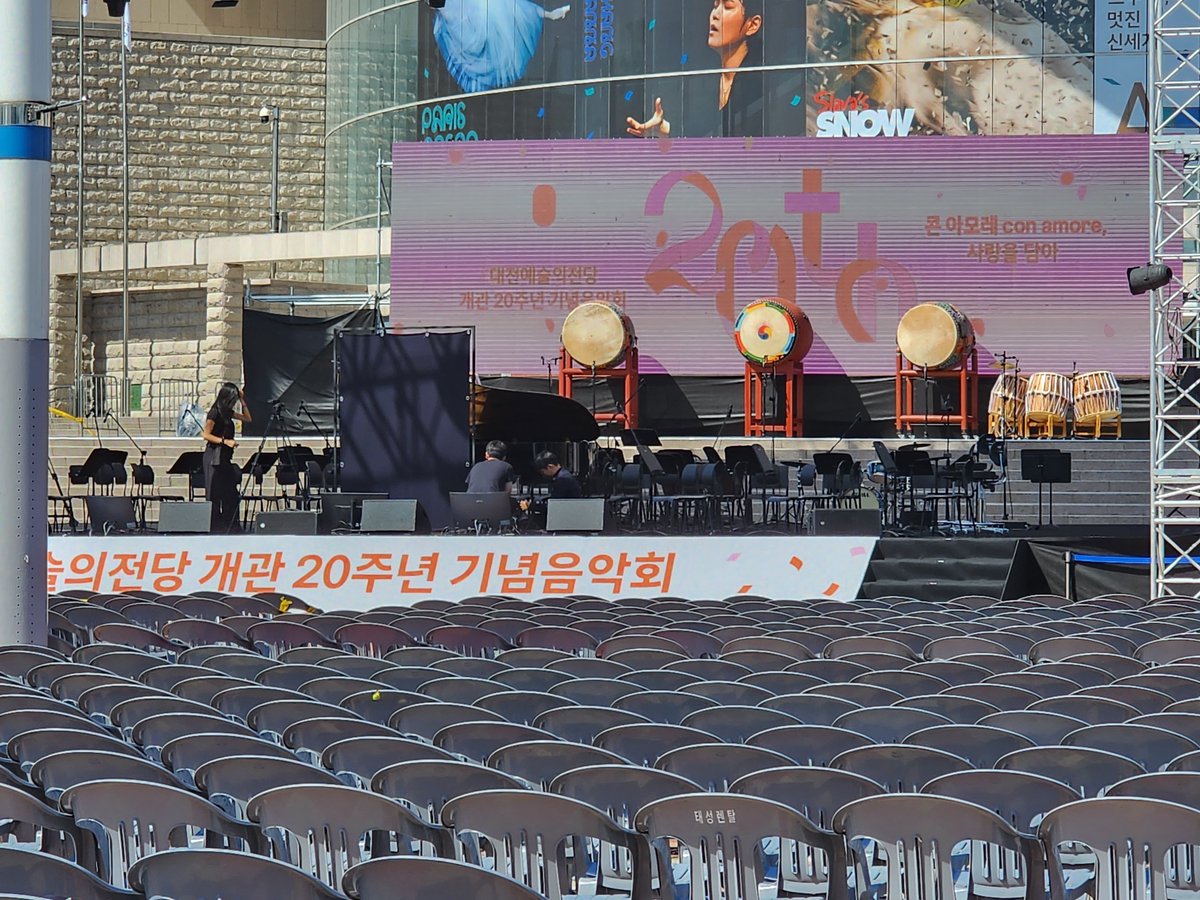 Insidebox_shura's tweet photo. 점심먹고 호다닥 와서 잠깐 시야체크!
전 퇴근 후에 와서 번호표가 의미가 없어서 번호 안받구 사진만 찍었습니다 🥲
맨뒤 의자 펜스바깥에서 실시야
10배줌 시야
좌석뒤쪽펜스
카메라 시야 
입니다! https://t.co/wy1TtiDA6g