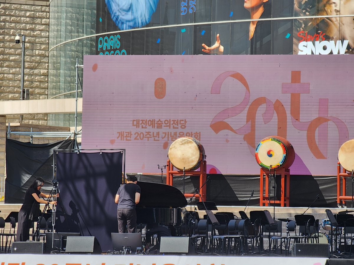 Insidebox_shura's tweet photo. 점심먹고 호다닥 와서 잠깐 시야체크!
전 퇴근 후에 와서 번호표가 의미가 없어서 번호 안받구 사진만 찍었습니다 🥲
맨뒤 의자 펜스바깥에서 실시야
10배줌 시야
좌석뒤쪽펜스
카메라 시야 
입니다! https://t.co/wy1TtiDA6g