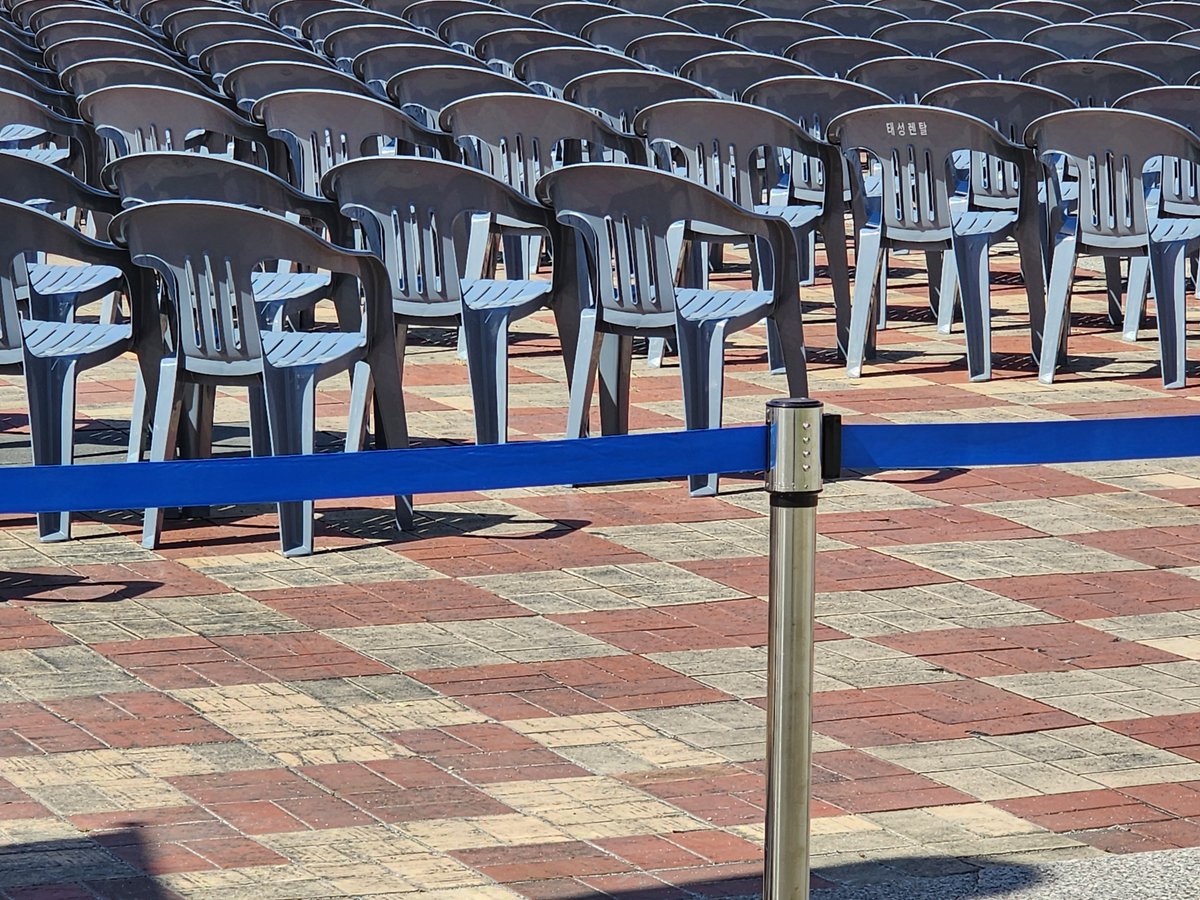 Insidebox_shura's tweet photo. 점심먹고 호다닥 와서 잠깐 시야체크!
전 퇴근 후에 와서 번호표가 의미가 없어서 번호 안받구 사진만 찍었습니다 🥲
맨뒤 의자 펜스바깥에서 실시야
10배줌 시야
좌석뒤쪽펜스
카메라 시야 
입니다! https://t.co/wy1TtiDA6g