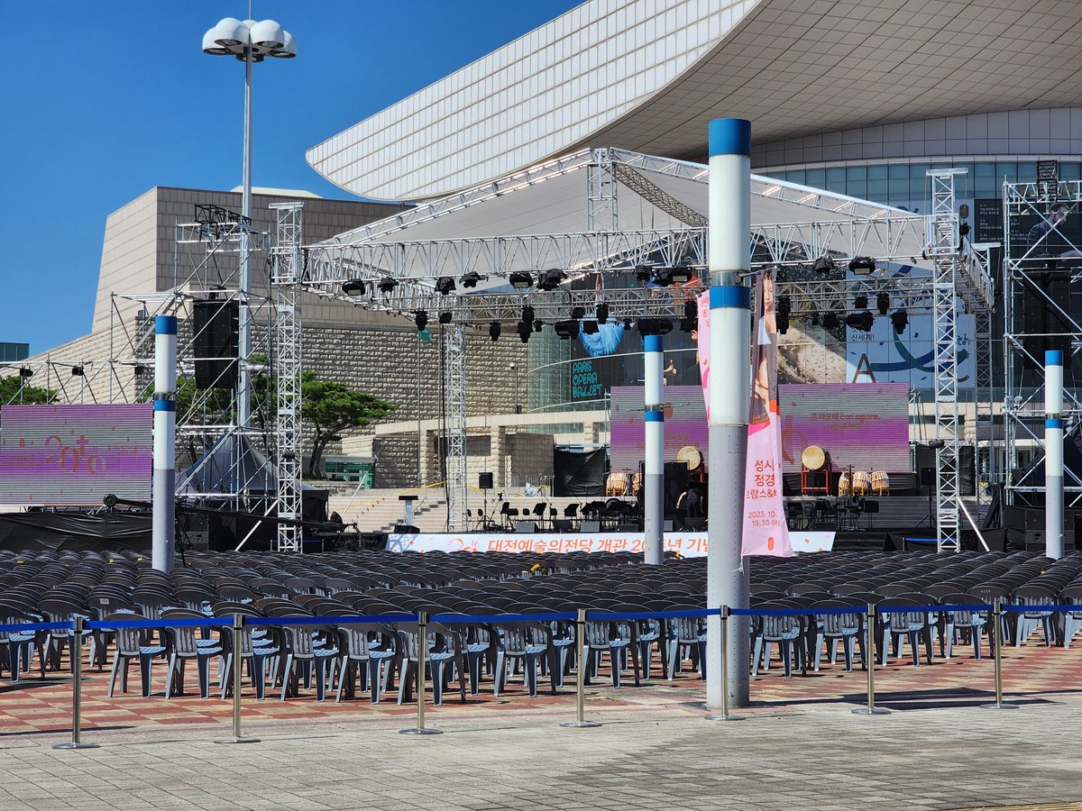 Insidebox_shura's tweet photo. 점심먹고 호다닥 와서 잠깐 시야체크!
전 퇴근 후에 와서 번호표가 의미가 없어서 번호 안받구 사진만 찍었습니다 🥲
맨뒤 의자 펜스바깥에서 실시야
10배줌 시야
좌석뒤쪽펜스
카메라 시야 
입니다! https://t.co/wy1TtiDA6g