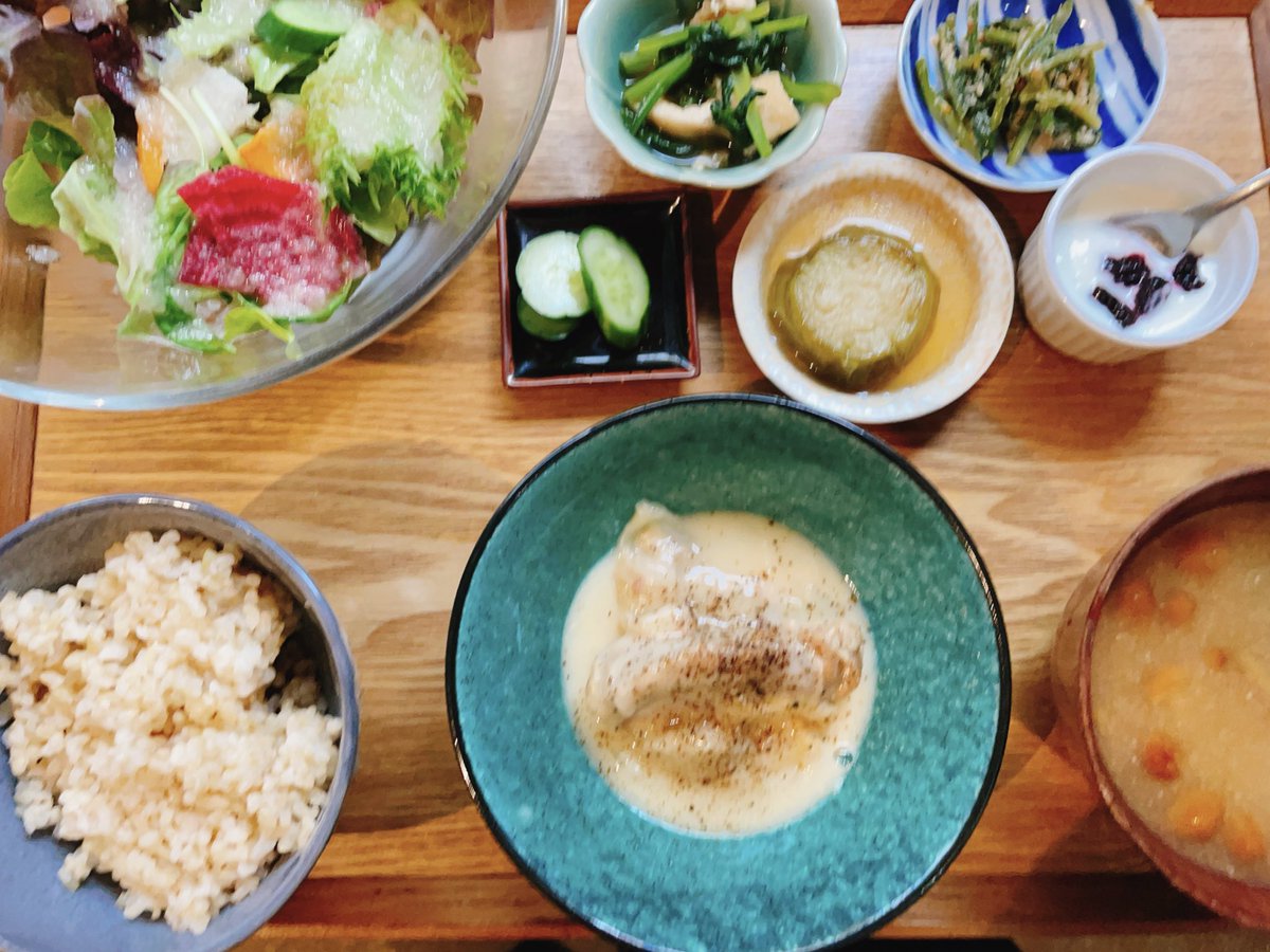 horieCafeMODE's tweet photo. 南堀江カフェモード　　本日のバランス定食　但馬鷄のフリカッセ(白ワインクリーム煮) 揚げと小松菜、青茄子揚浸し、ぬか漬け、ほうれん草胡麻和え、自家栽培桑の実ジャムとヨーグルト、大根となめこの味噌汁、無農薬玄米、15品目サラダ https://t.co/OzZzwymAhC