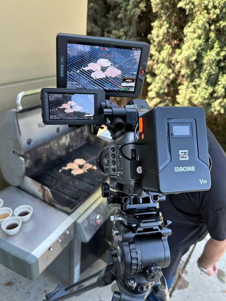 ZGCINE_Global's tweet photo. ZGCINE V-Mount Battery 🔋 is designed to enhance your video creation🎥
Rocking the @sonycine FX6 with the @tamronamericas 70-180mm.
#zgcine #zgcinevmount #zgcinebattery #vmountbattery #vlockbattery #cinebattery #vmountbatteries #camerasetup #Sonyfx6 #Sonyfx9 #Sonyfx3 https://t.co/duXeF1n9rO