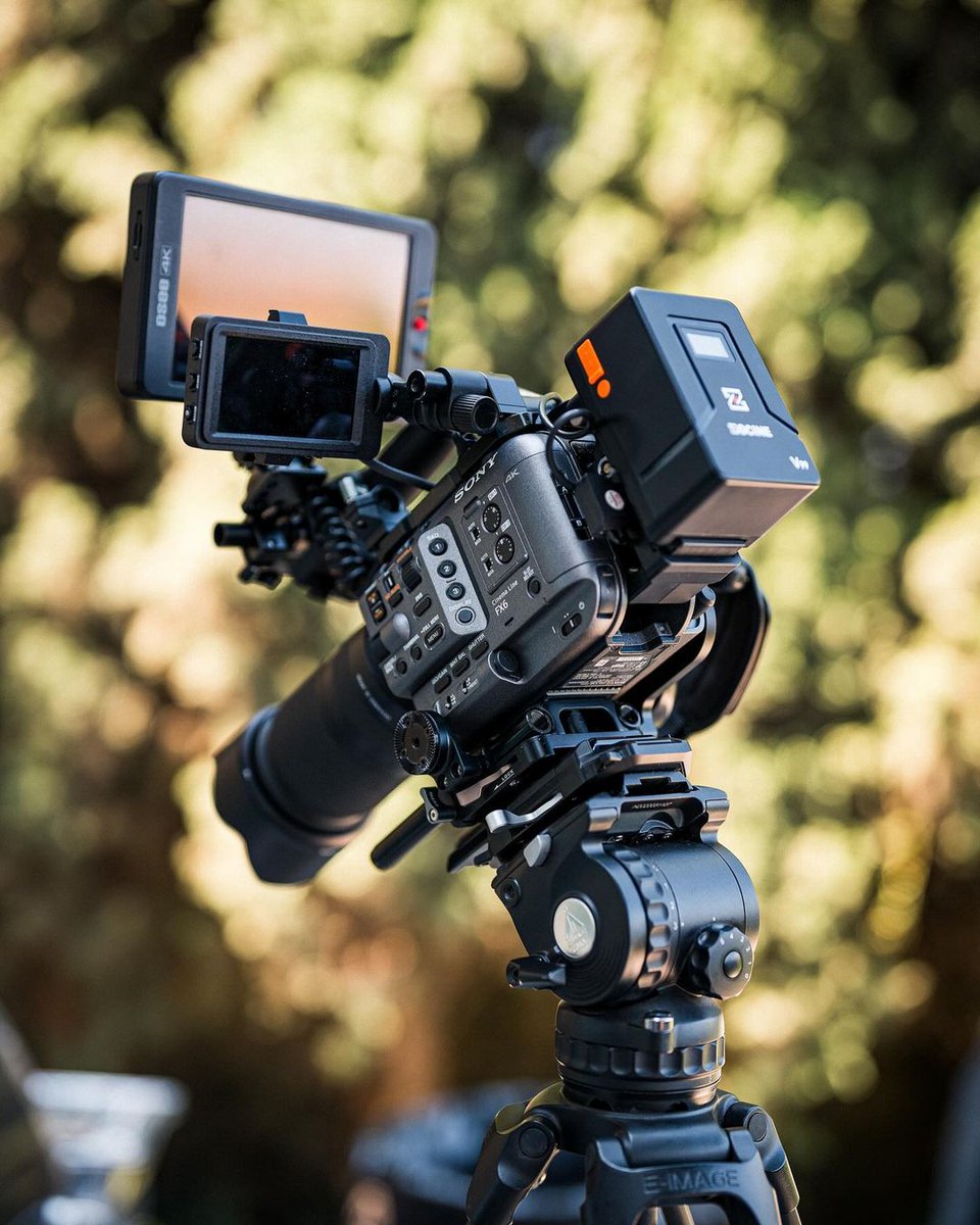 ZGCINE_Global's tweet photo. ZGCINE V-Mount Battery 🔋 is designed to enhance your video creation🎥
Rocking the @sonycine FX6 with the @tamronamericas 70-180mm.
#zgcine #zgcinevmount #zgcinebattery #vmountbattery #vlockbattery #cinebattery #vmountbatteries #camerasetup #Sonyfx6 #Sonyfx9 #Sonyfx3 https://t.co/duXeF1n9rO