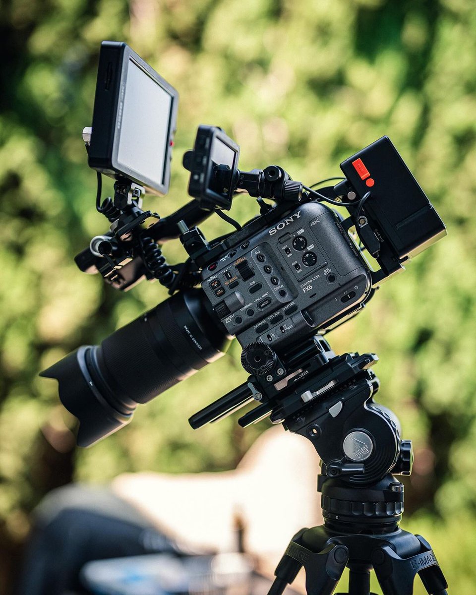 ZGCINE_Global's tweet photo. ZGCINE V-Mount Battery 🔋 is designed to enhance your video creation🎥
Rocking the @sonycine FX6 with the @tamronamericas 70-180mm.
#zgcine #zgcinevmount #zgcinebattery #vmountbattery #vlockbattery #cinebattery #vmountbatteries #camerasetup #Sonyfx6 #Sonyfx9 #Sonyfx3 https://t.co/duXeF1n9rO