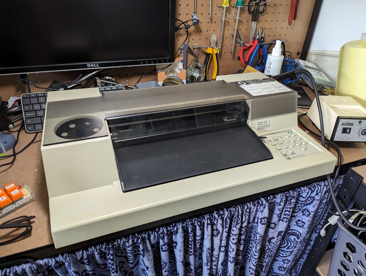 On tonight's #Twitch stream, I'll tinkering around with this HP 7475A plotter. It's got some funkiness going on inside, so we'll be doing some investigation & general cleaning 🖨️🧼

Catch me from 6:30PM (AEST).  

Find me here 👉twitch.tv/tinktimeau

#twichstreamer #plotter