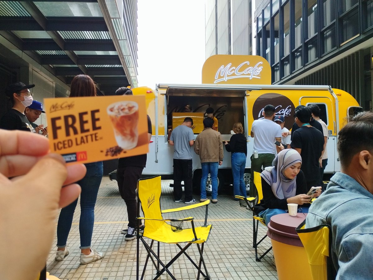 J4frul's tweet photo. Healing with @McDMalaysia next to Aloft Hotel until 8pm today. Nice van btw.
And thanks for the free Coffee today.
#CoffeeMonth #Mekdi #mcdonalds #Malaysia https://t.co/qdsAOspoYG