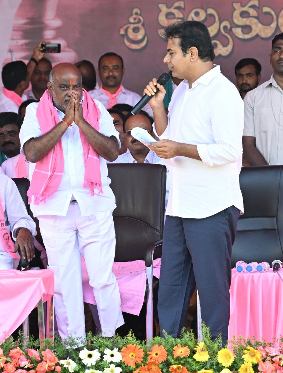 JoguRamannaBRS's tweet photo. నిర్మల్ సభలో బీఆర్ఎస్ వర్కింగ్ ప్రెసిడెంట్, మంత్రి @KTRBRS గారితో.. https://t.co/jSUx50S626