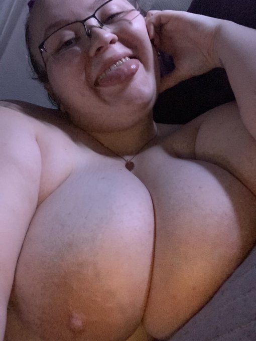 Happy Hump Day 🥰 how&rsquo;s your week going? https://t.co/HrGtuTjgl9