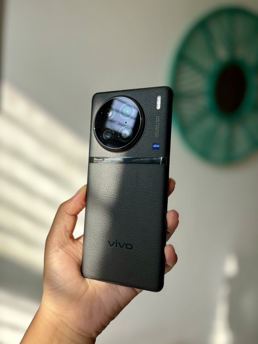 Meet my secondary device ☑️
#vivoX90Pro
Have been using it for a couple of months.
I can never stick to one smartphone (iPhone). It gets boring 😖

Squad, please suggest me which smartphone I should use next as my secondary? 🤷‍♀️