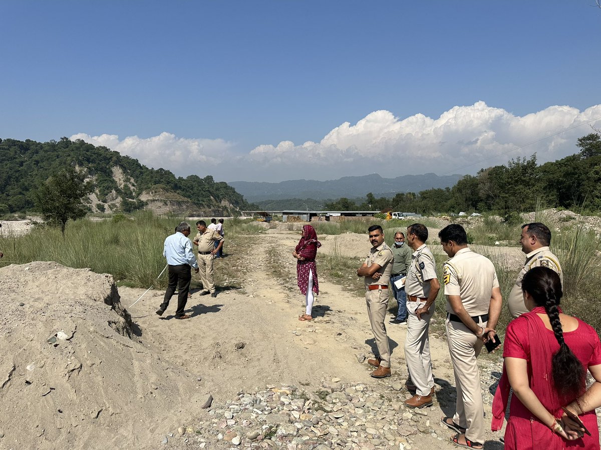 TheOshinSharma's tweet photo. बहुत बार कहा है, फिर कहूँगी संधोल में illegal mining को नहीं साहा जाएगा।चोरी चाहे छोटी हो या बड़ी, चोरी ,चोरी ही कहलाएगी। #himachalpradesh #illegalmining https://t.co/qHbw69B2i1
