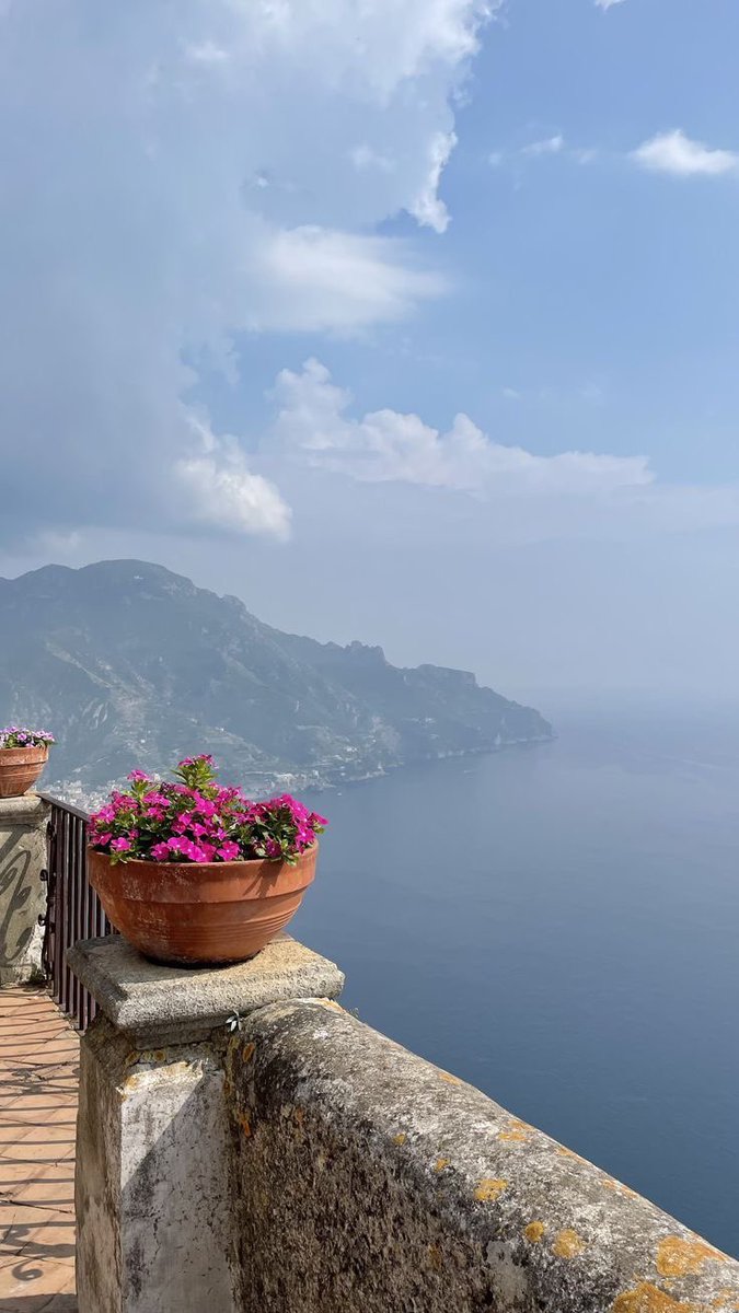 ولقد بلغتُ من التفاؤل أوْجٓه
وقلائلٌ من يفعلون قلائلُ

حتى تفاعيلَ البحورِ قرأتُها
متفائلٌ متفائلٌ متفائلُ

 د.نجم الحصيني

التفاؤل  سعاده، صباحكم تفائل وسعادة 🤍