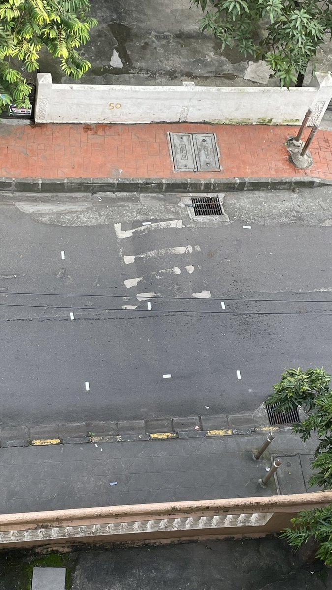 shiftingup's tweet photo. A DIY attempt at #roadsafety since @mybmcWardHW and @mybmc haven’t had time to fix this road in months. 40 potholes in 500meters, #killerspeedbreakers. What happened to safety first?
#potholes @BandraOnline @bandrabuzz @mybmcWardHW @bandrainfo 
@mohan_monteiro https://t.co/tM1vuXI6CY