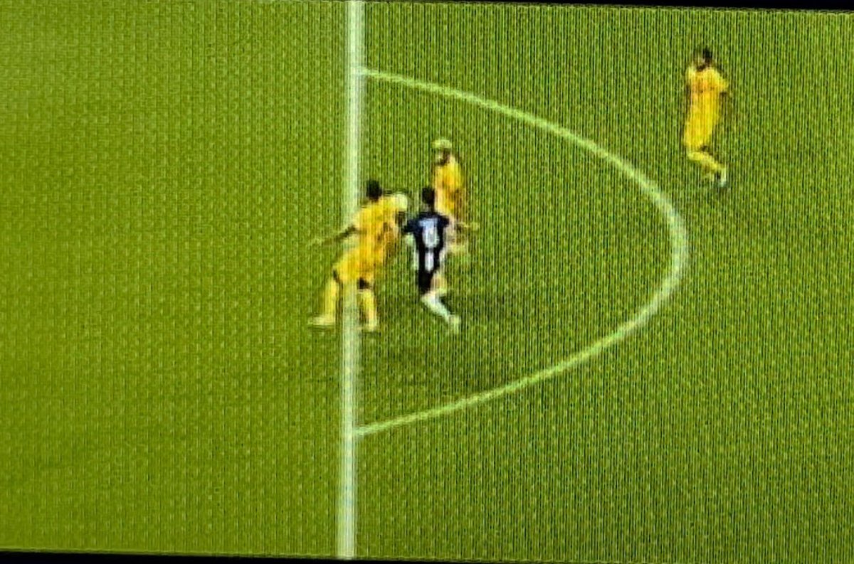 fan_ryry's tweet photo. @culetazz @mas_que_pelotas Es mano de Eustaquio y aún bajo la suposición que no fuera, la de Cancelo es fuera del área así que a lo mucho hubiera sido tiro libre https://t.co/hXNyEbTPWM