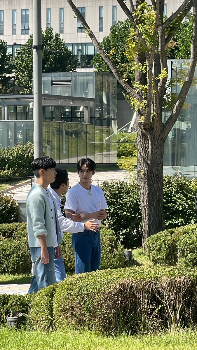 castle_71s2's tweet photo. 인성이 미미미누랑 제베원 지웅군이랑
홍대 돌아다니고 있대요 목격담 뜸 https://t.co/a1tPZQHyBd