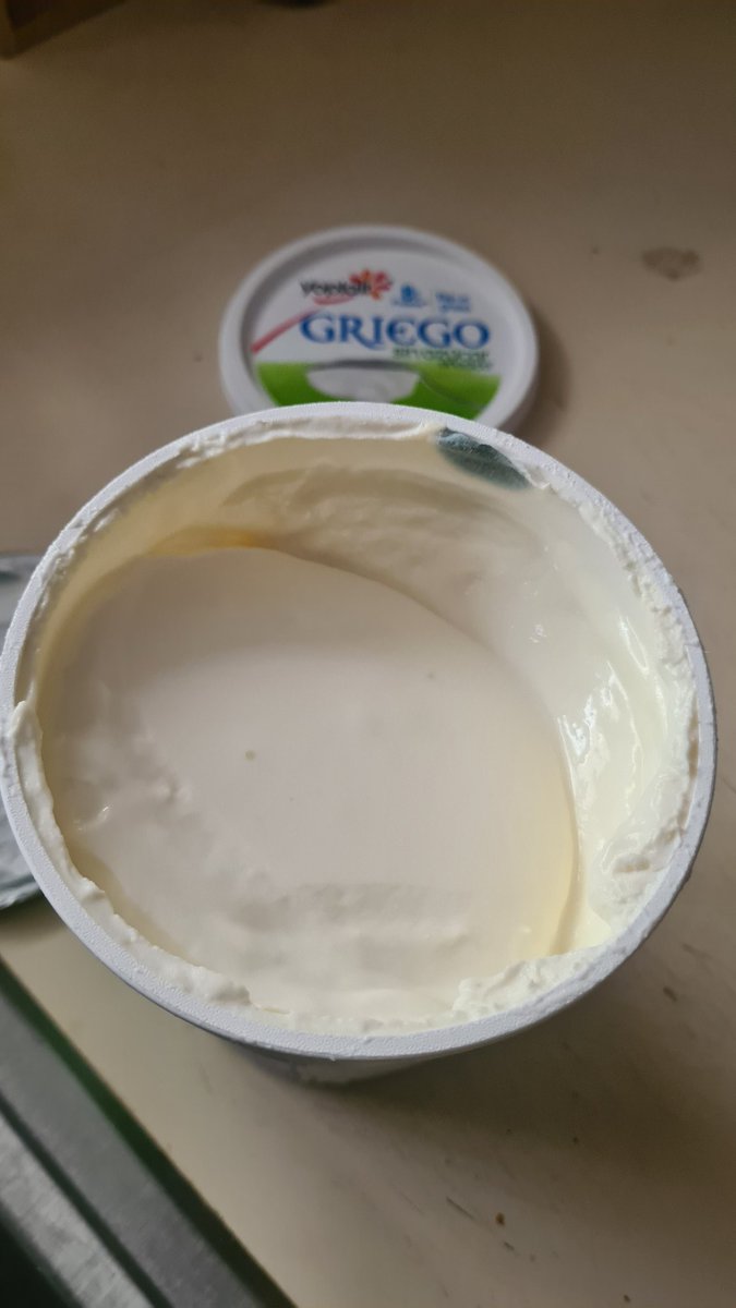 jorgecalderon23's tweet photo. @SigmaAlimentos @TiendaSoriana Como pueden vender este tipo de alimentos con hongos y la caducidad es hasta noviembre, lo compre el lunes, lo acabo de abrir y me encuentro con esto, me gustaba mucho su marca @Yoplait hasta hoy... https://t.co/hjMY7nQNnR