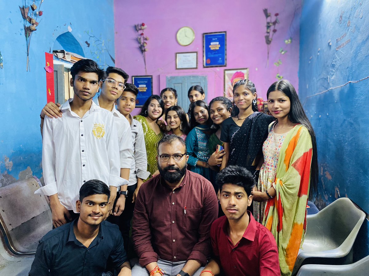 VC21991335's tweet photo. #WorldTeachersDay
“समाज के अंदर जो बदलाव लेकर जो आए वास्तव में वह शिक्षक है”
#WorldTeachersDay2023 #vijayclasses @oswaal_books
@EduMinOfIndia https://t.co/zDfLT5YZ2A