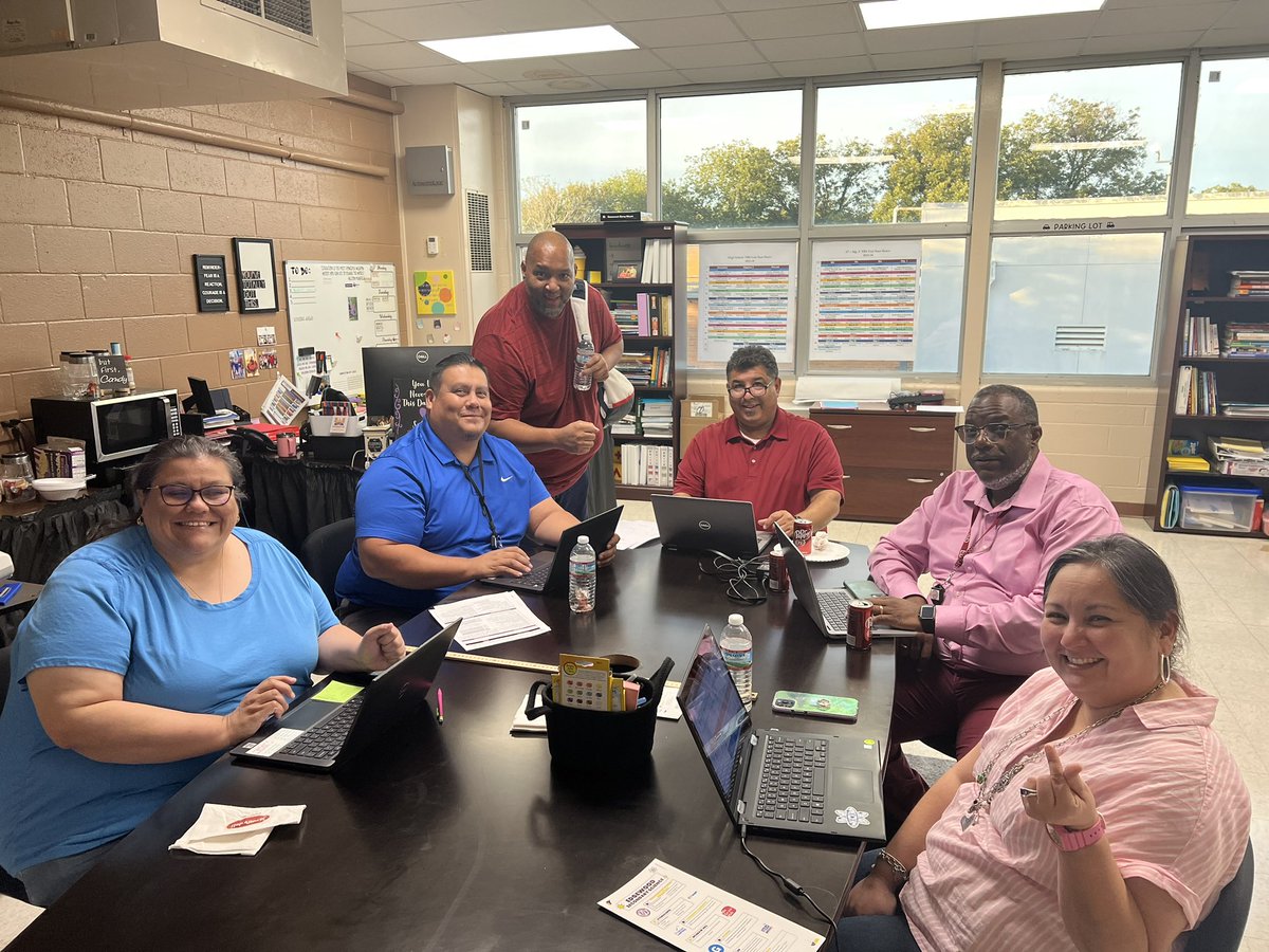 shsahernandez's tweet photo. 8th grade Science @Brentwood_STEAM @GusUniversity @ETWrennMS team engaged in unit planning &amp; Progress Learning tng. this evening while 6th grade science teacher @Brentwood_STEAM dove deep into unit planning. Way to go @EISDofSA M.S. Science team! https://t.co/vih2fZ5Xnu