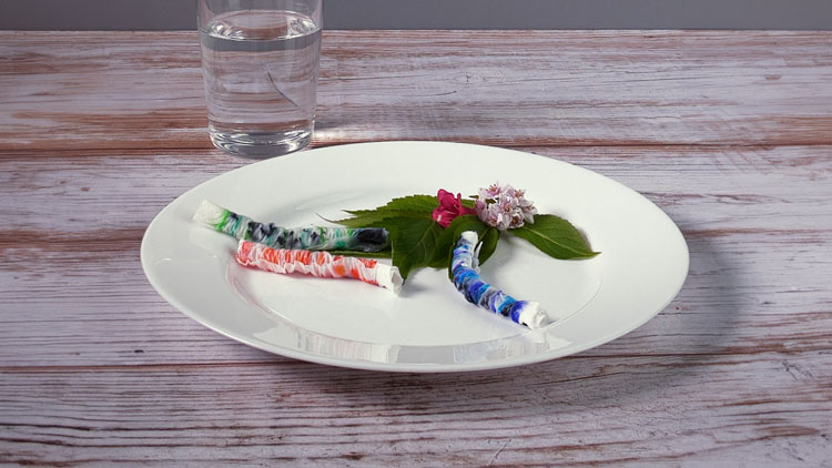 Hier findet ihr eine Anleitung zum Basteln von magischen Wasserraupen:  link.betzold.de/qEJ8
Träufelt man etwas Wasser auf die Raupen wachsen sie und bewegen sich 🐛
#Bildungsprofis