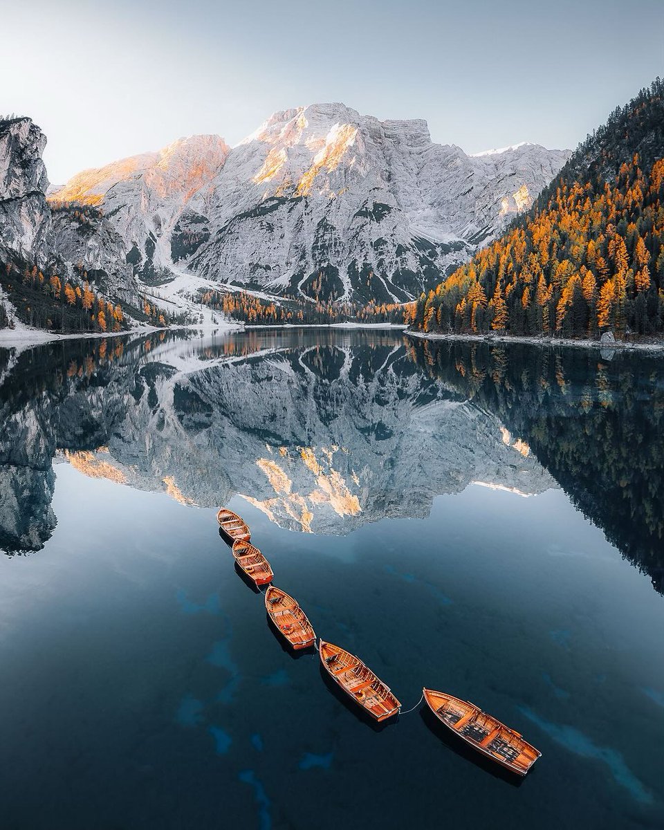 Morning hours at the famous Lago di Braies. 🇮🇹
daily ration themes come to travel and adventure...
#escapeandwonder #NatureBeauty