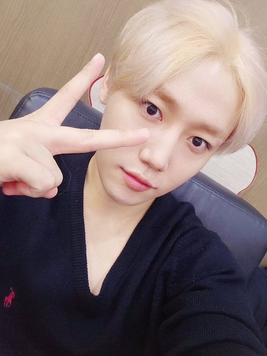 GoldenChild's tweet photo. [💡] #골드니스 여러분!
잠시 후 1:00 PM KBS Cool FM #가요광장
#이장준 이 출연합니다.

이장준! 이제 그만 가져가!
니스들의 마음을...😳💗

▶ https://t.co/8pukk8p0KU

#GoldenChild #골든차일드 #GNCD
#LeeJangJun #이은지의가요광장 https://t.co/v31wn5BRaX