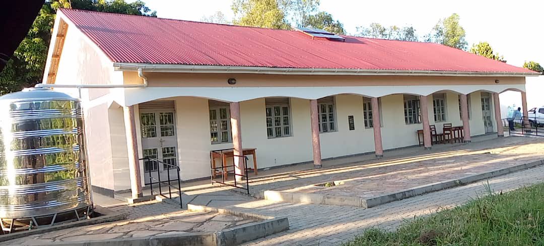 In order to strengthen science learning at Logoba Secondary School in Moyo district, @OPMUganda through DRDIP put up this magnificent science block. The construction includes; supply of equipment & furniture, supply of 10,000 rain water harvest tanks and lightening protection…