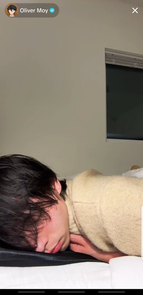 Dancer_4life17's tweet photo. Everyone bothering this boy sleeping during live lmao leave him alone and quiet down 😂😂😂😂😂 @jahver @Azngami @KaneRatan @ImSebastianMoy @sojuphan https://t.co/dW2qfUnUZc