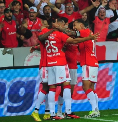blitztricolor's tweet photo. Nada é por acaso 😉

O torcedor que invadiu o campo no início do ano com a sua filha no colo, estava presente na partida hoje.

(tinha que estar banido dos estádios)

Bom retorno pra casa 👋 https://t.co/UoEtC40fof