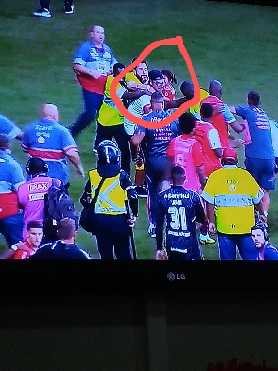 blitztricolor's tweet photo. Nada é por acaso 😉

O torcedor que invadiu o campo no início do ano com a sua filha no colo, estava presente na partida hoje.

(tinha que estar banido dos estádios)

Bom retorno pra casa 👋 https://t.co/UoEtC40fof