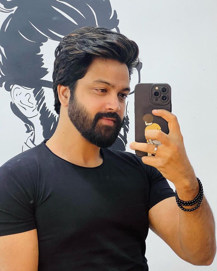 SYEDSOHELRYAN7's tweet photo. Good morning @RyanSohel 🖤
#syedsohelryan #Kathaveruntadhi #syedsohel #ismartsohel #sohelions #sohel  #singarenimuddubidda  #MrPregnant   #BootCutBalaraju   #OrganicMamaHydridalludu #luckylakshman https://t.co/O1gZJukknA