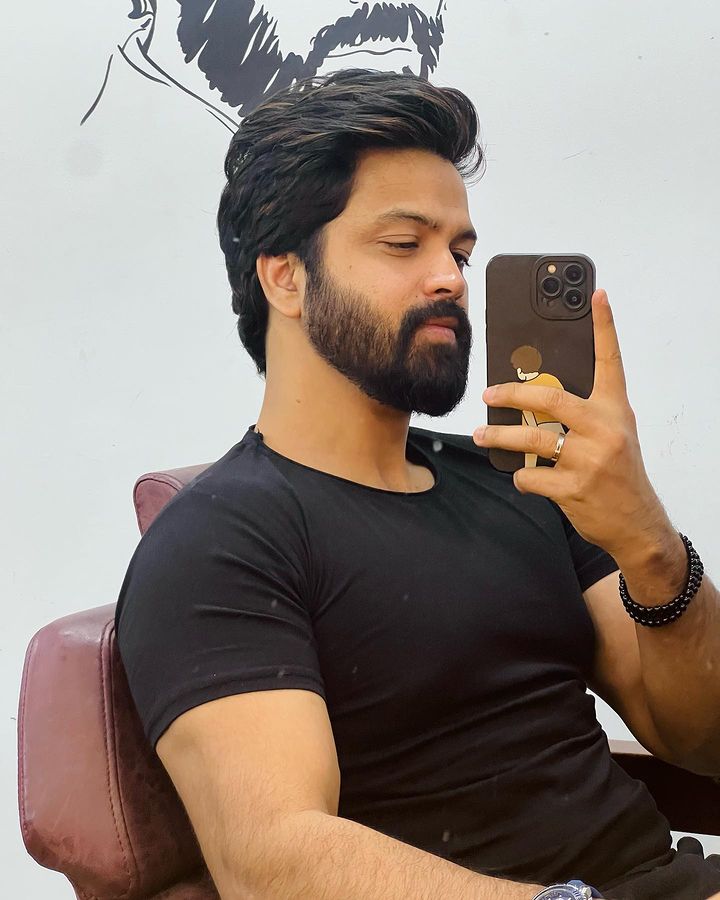 SYEDSOHELRYAN7's tweet photo. Good morning @RyanSohel 🖤
#syedsohelryan #Kathaveruntadhi #syedsohel #ismartsohel #sohelions #sohel  #singarenimuddubidda  #MrPregnant   #BootCutBalaraju   #OrganicMamaHydridalludu #luckylakshman https://t.co/O1gZJukknA