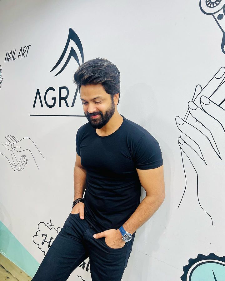 SYEDSOHELRYAN7's tweet photo. Good morning @RyanSohel 🖤
#syedsohelryan #Kathaveruntadhi #syedsohel #ismartsohel #sohelions #sohel  #singarenimuddubidda  #MrPregnant   #BootCutBalaraju   #OrganicMamaHydridalludu #luckylakshman https://t.co/O1gZJukknA