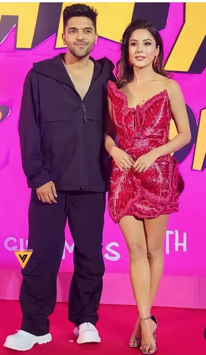 aee_babuchak's tweet photo. Omgg guyzzz see this!!!!!! Both are my faviesss🥺❤️
#ShehnaazGill #SelenaGomez https://t.co/bAA07gwaNh