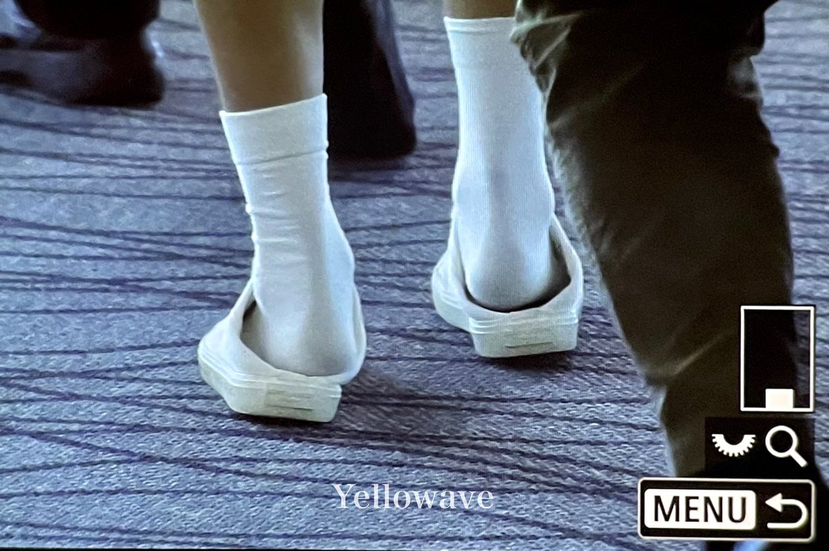 _renjxn's tweet photo. tfw u wear a 1M krw shoe like this 😭😭😭 https://t.co/0PM75Y3KaJ