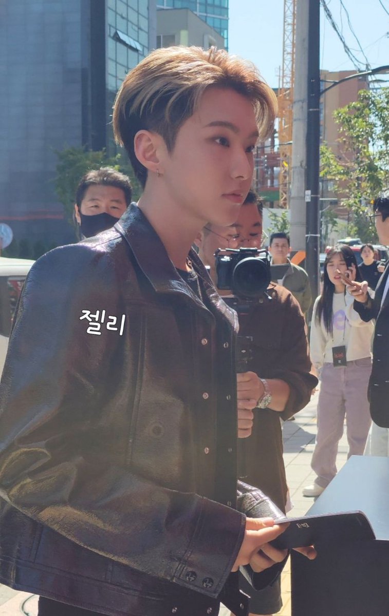 soongyu's tweet photo. hoshi's new hair reminds me of wonwoo's bittersweet hair dkdksksl https://t.co/RqNOPwrZcT