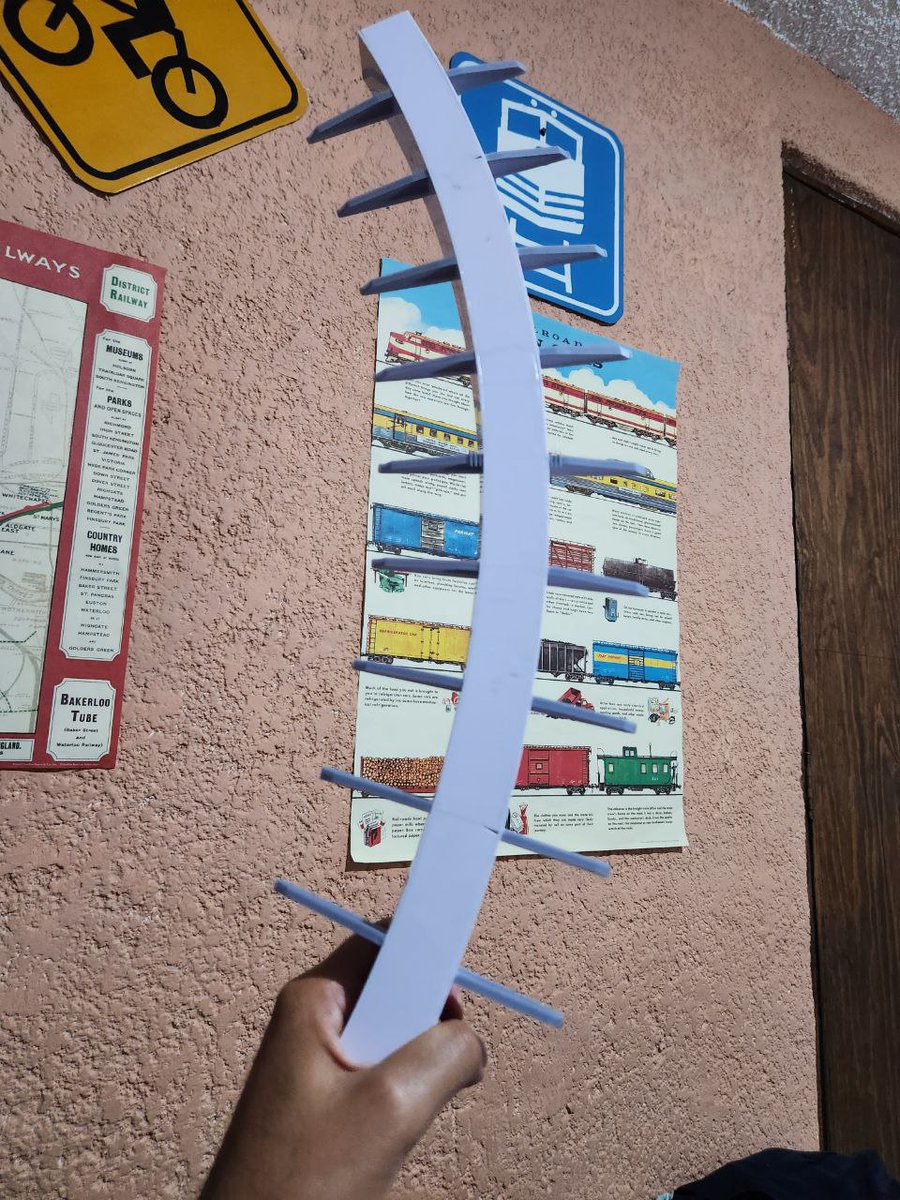 SignusScale's tweet photo. Proceso de construcción de una trabe o ballena curva!
#siteur #trenligero #scalemodelling #modeltrain #Linea3 https://t.co/DTvN0rDlY2