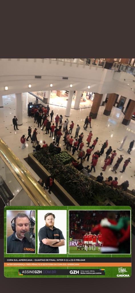 rafa_elder's tweet photo. Fila se formando na CVC para cancelar o pacote para o RJ. https://t.co/BhLxkGdfWt
