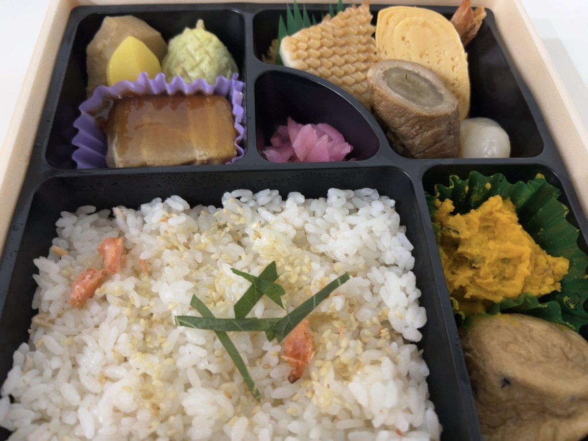 otus5514's tweet photo. 津多屋の鮭まぶし弁当。鮭が3粒まぶしてあった。大変貴重な3粒をおいしく頂きました。 https://t.co/LQ7CLwketv