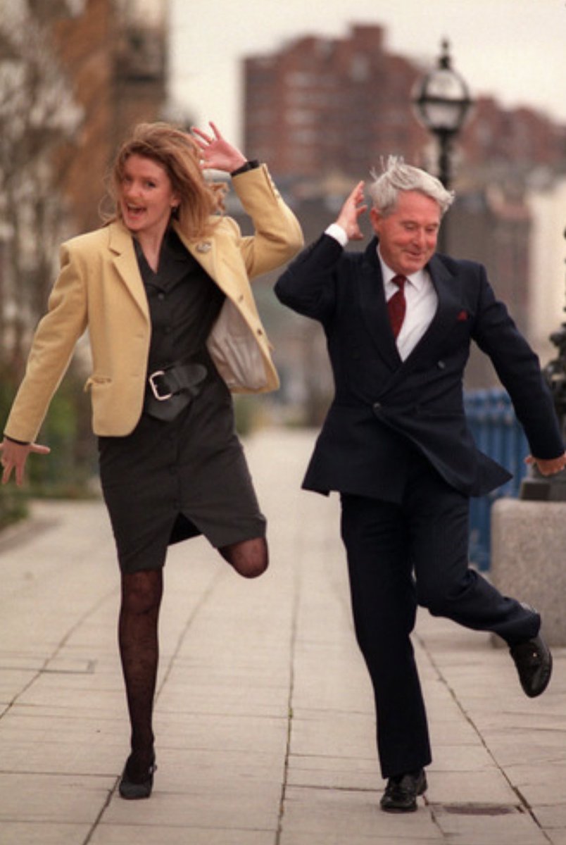 Remembering the late #CaronKeating who was born on this day in 1962. 

Here she is with #LittleErn and his famed #ShortFatHairyLegs back in 1990

Caron, passed away in 2004 after a brave battle with breast cancer…

#BluePeter #ThisMorning #TopOfThePops #TheGardenParty