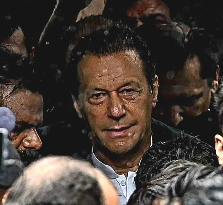 ZarghamCh7's tweet photo. Birthday to the Fighter, the Legend, the Revolution and the heartbeat of millions, Imran Khan!
#HappyBirthdayImranKhan https://t.co/ln19JIgMqB