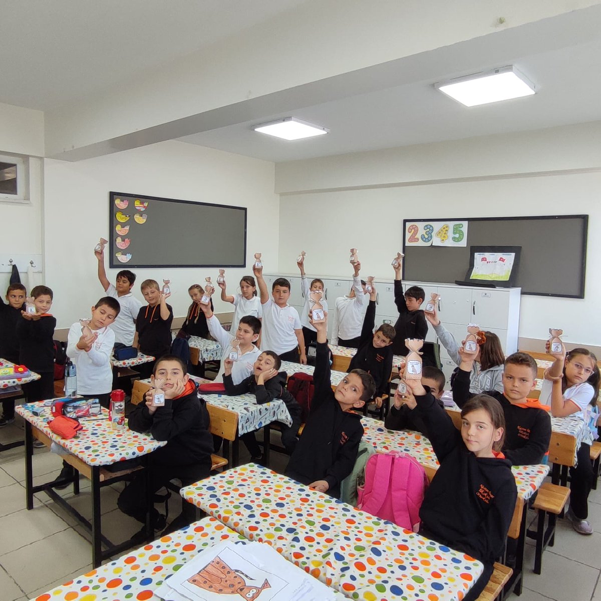 nazimuner's tweet photo. 4 Ekim Hayvanları Koruma Günü Sebepli Şaban Şen öğretmenimiz ve öğrencilerinin sınıf içi etkinliklerinden karelerimiz.. Emeği geçenlere teşekkürler🤩
@tcmeb 
@sakaryamem
@ebubekirsavasci 
@kocaalimem 
@gunes_36 https://t.co/kXnJ39ztEZ