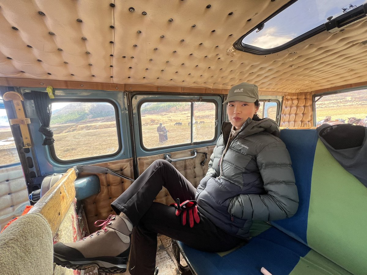 Хэдхээн жилийн өмнө хөдөө явна гэхээр л харлана, борлоно үгүй гэдэг байлаа. Сүүлийн 6 жил тасралтгүй зун, намартаа морь, машинаар хэд хэд явдаг болжээ. Гоё ганганаас илүү энгийн зүйлрүү, би гэхээс илүү бидрүү чиглэж сурсанаа анзаарсан.