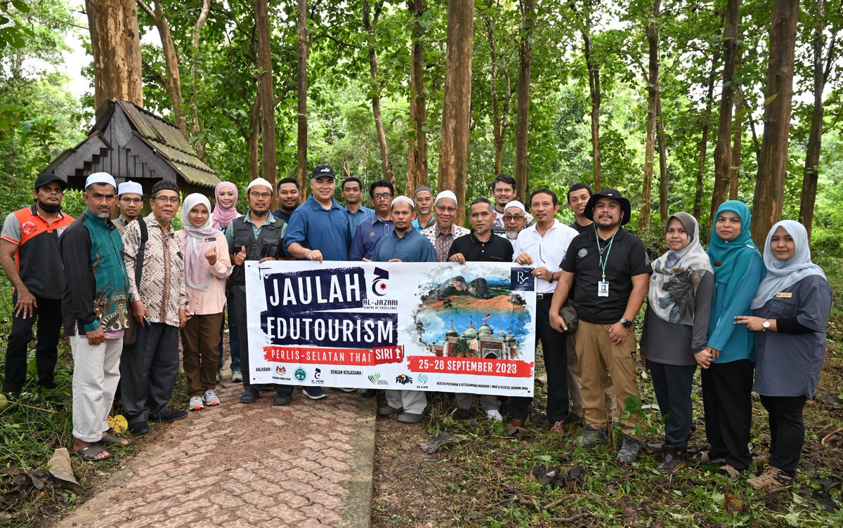 FRIMKepong's tweet photo. #PadangBesar MP Rushdan Rusmi plants a kulim tree (𝘚𝘤𝘰𝘳𝘰𝘥𝘰𝘤𝘢𝘳𝘱𝘶𝘴 𝘣𝘰𝘳𝘯𝘦𝘦𝘯𝘴𝘪𝘴) to support the Kempen Penanaman @100JutaPokok).

#PokokKitaKehidupanKita #OurTreesOurLife #100JutaPokok #FRIMTanamPokok #TreePlantingFRIM https://t.co/IZP3m9aOiH